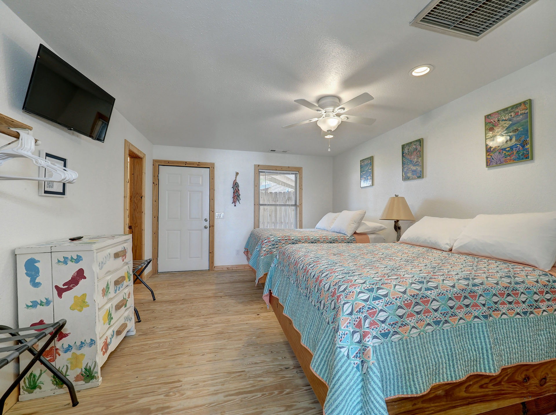 Bedroom with one bed