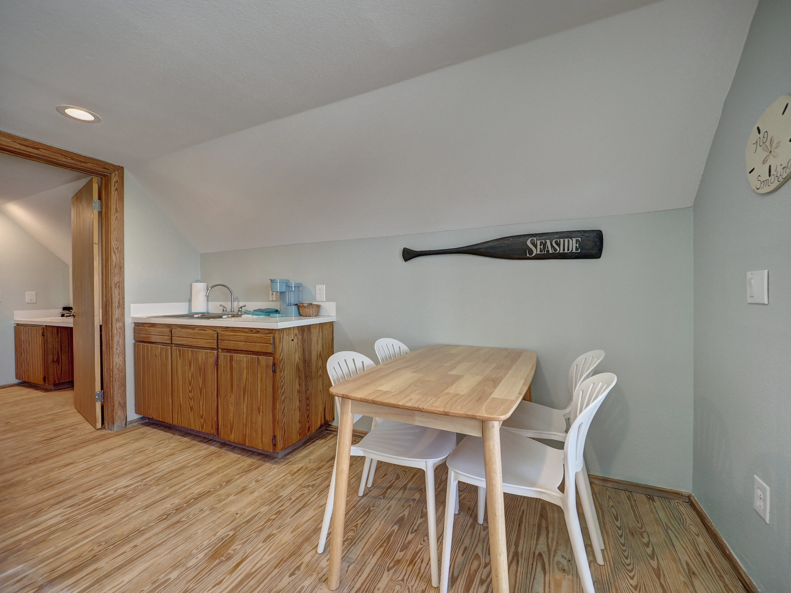 Surf's Up - Dining Area